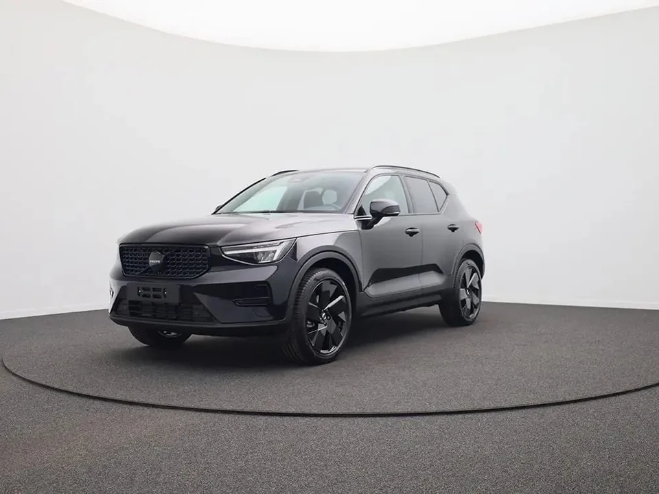 Volvo XC40 · Onyx Black Metallic